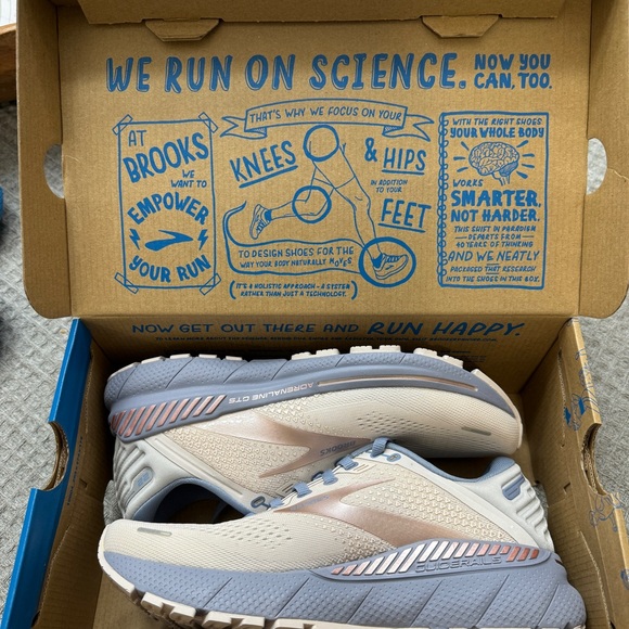 Women’s Adrenaline GTS 22 shoes. Only worn to try on. Like new. - Picture 4 of 7